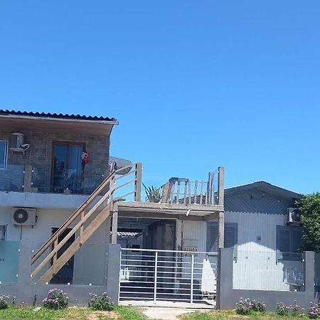 KITNET S1 em TORRES-RS - ÓTIMO CUSTO BENEFICIO na mais bela praia Gaúcha - Cozinha - Banheiro - Ar condicionado - TV e Wi-Fi - Estacionamento - Acomoda até 5 pessoas - Anfitriã Superhost no BnB Esterno foto