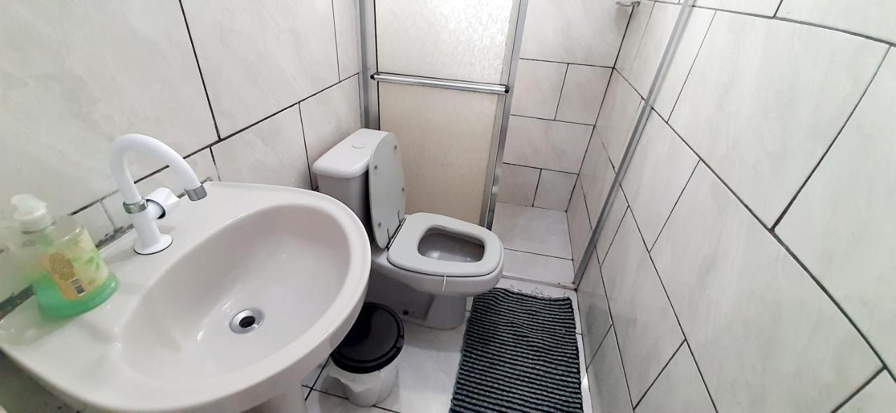 KITNET S1 em TORRES-RS - ÓTIMO CUSTO BENEFICIO na mais bela praia Gaúcha - Cozinha - Banheiro - Ar condicionado - TV e Wi-Fi - Estacionamento - Acomoda até 5 pessoas - Anfitriã Superhost no BnB Esterno foto