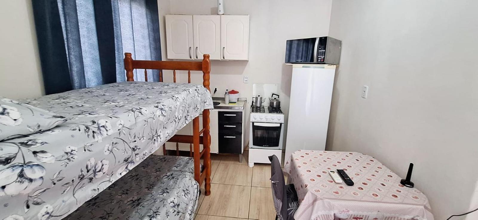 KITNET S1 em TORRES-RS - ÓTIMO CUSTO BENEFICIO na mais bela praia Gaúcha - Cozinha - Banheiro - Ar condicionado - TV e Wi-Fi - Estacionamento - Acomoda até 5 pessoas - Anfitriã Superhost no BnB Esterno foto
