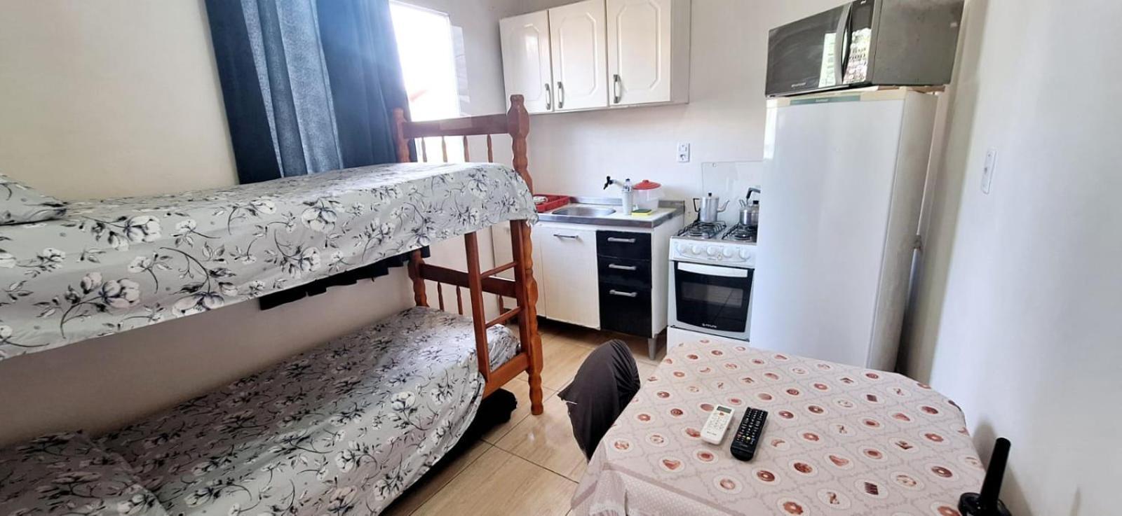 KITNET S1 em TORRES-RS - ÓTIMO CUSTO BENEFICIO na mais bela praia Gaúcha - Cozinha - Banheiro - Ar condicionado - TV e Wi-Fi - Estacionamento - Acomoda até 5 pessoas - Anfitriã Superhost no BnB Esterno foto