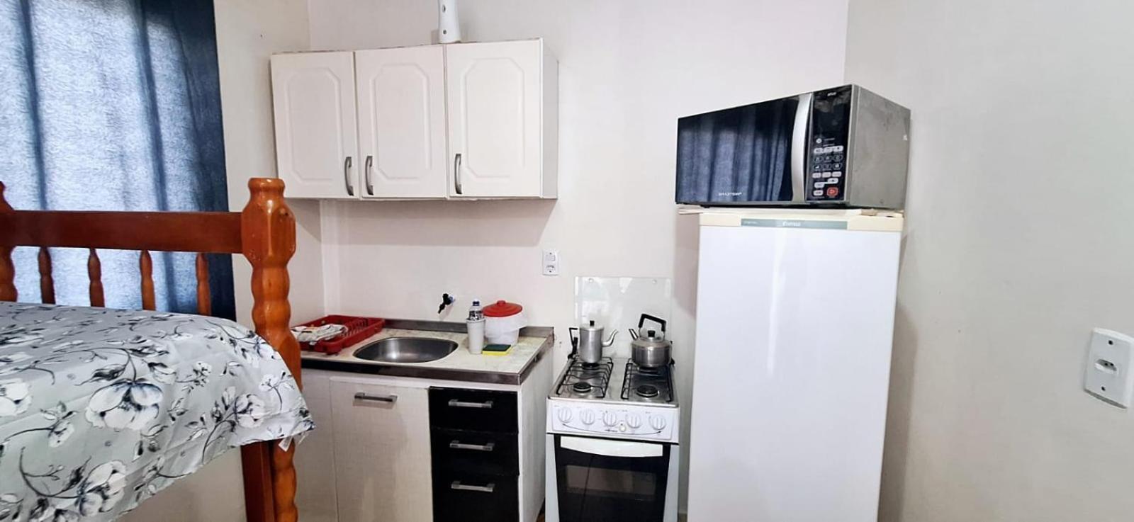 KITNET S1 em TORRES-RS - ÓTIMO CUSTO BENEFICIO na mais bela praia Gaúcha - Cozinha - Banheiro - Ar condicionado - TV e Wi-Fi - Estacionamento - Acomoda até 5 pessoas - Anfitriã Superhost no BnB Esterno foto