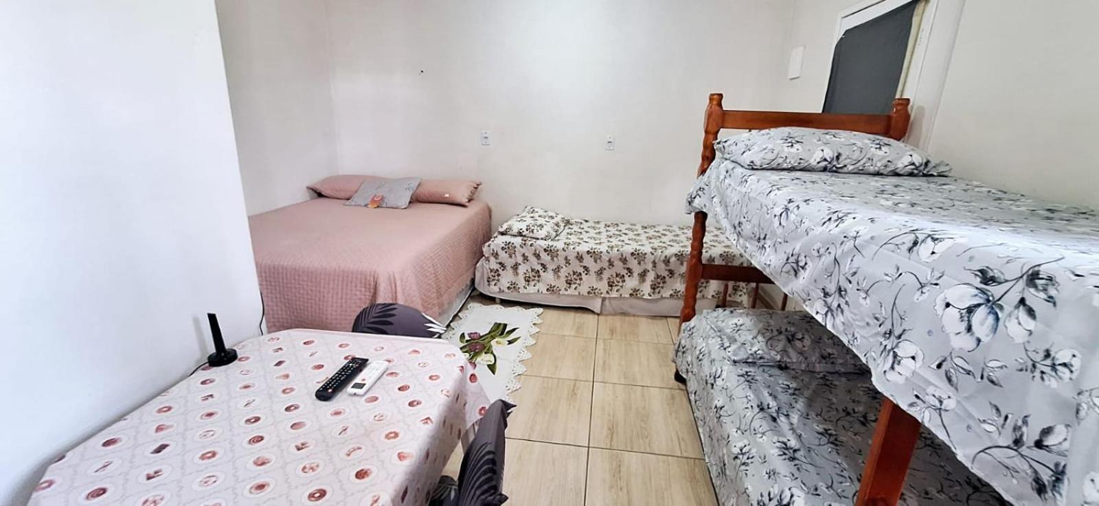 KITNET S1 em TORRES-RS - ÓTIMO CUSTO BENEFICIO na mais bela praia Gaúcha - Cozinha - Banheiro - Ar condicionado - TV e Wi-Fi - Estacionamento - Acomoda até 5 pessoas - Anfitriã Superhost no BnB Esterno foto