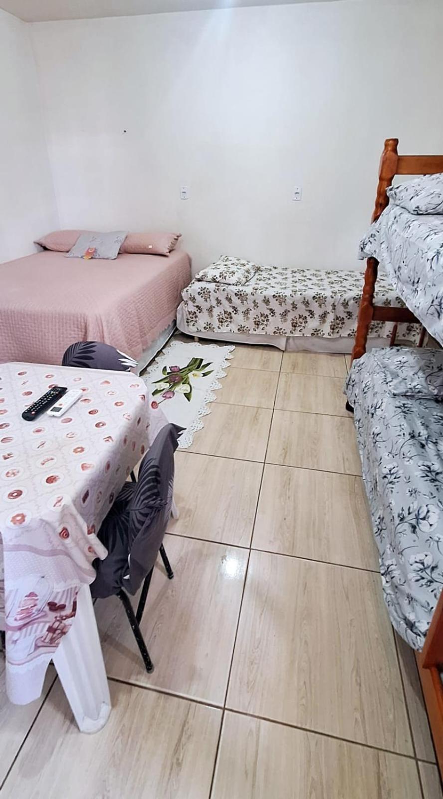 KITNET S1 em TORRES-RS - ÓTIMO CUSTO BENEFICIO na mais bela praia Gaúcha - Cozinha - Banheiro - Ar condicionado - TV e Wi-Fi - Estacionamento - Acomoda até 5 pessoas - Anfitriã Superhost no BnB Esterno foto