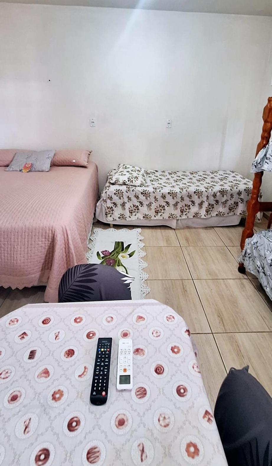 KITNET S1 em TORRES-RS - ÓTIMO CUSTO BENEFICIO na mais bela praia Gaúcha - Cozinha - Banheiro - Ar condicionado - TV e Wi-Fi - Estacionamento - Acomoda até 5 pessoas - Anfitriã Superhost no BnB Esterno foto