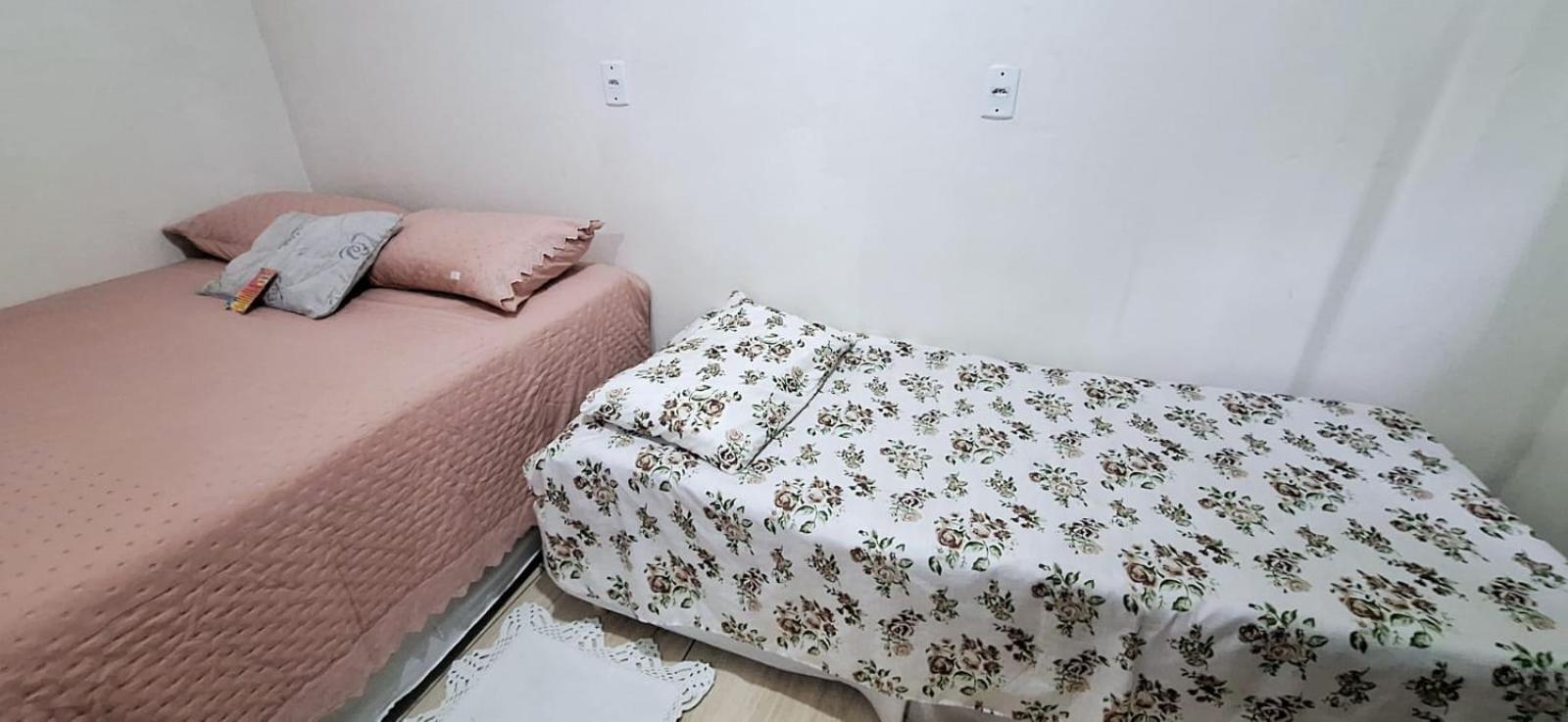 KITNET S1 em TORRES-RS - ÓTIMO CUSTO BENEFICIO na mais bela praia Gaúcha - Cozinha - Banheiro - Ar condicionado - TV e Wi-Fi - Estacionamento - Acomoda até 5 pessoas - Anfitriã Superhost no BnB Esterno foto
