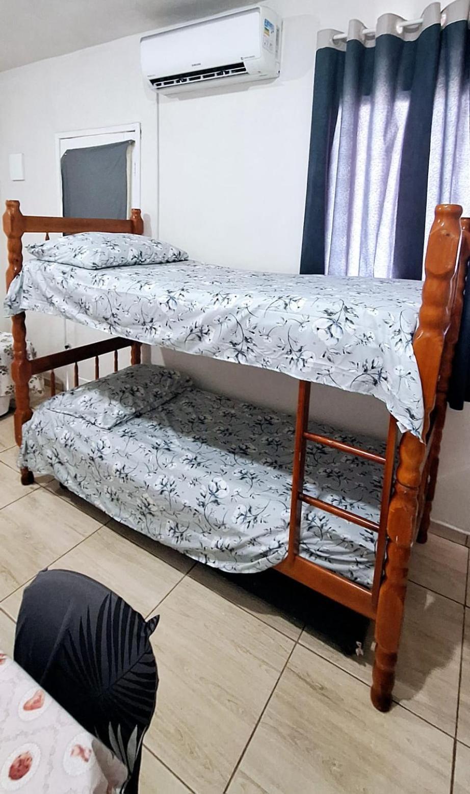 KITNET S1 em TORRES-RS - ÓTIMO CUSTO BENEFICIO na mais bela praia Gaúcha - Cozinha - Banheiro - Ar condicionado - TV e Wi-Fi - Estacionamento - Acomoda até 5 pessoas - Anfitriã Superhost no BnB Esterno foto