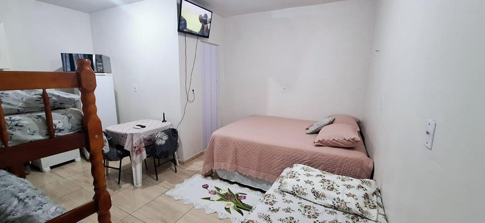 KITNET S1 em TORRES-RS - ÓTIMO CUSTO BENEFICIO na mais bela praia Gaúcha - Cozinha - Banheiro - Ar condicionado - TV e Wi-Fi - Estacionamento - Acomoda até 5 pessoas - Anfitriã Superhost no BnB Esterno foto